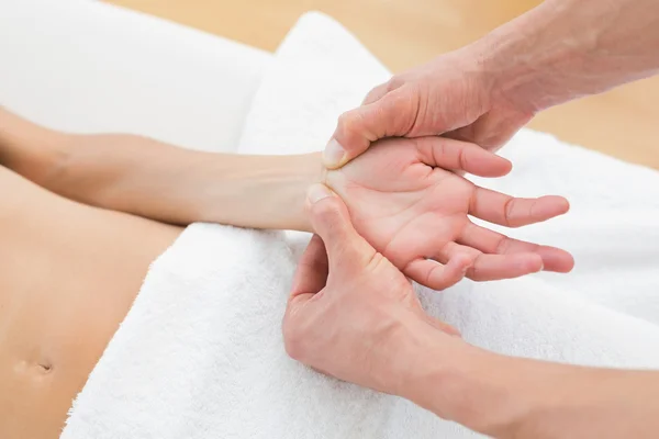 Arzt untersucht Handgelenk einer Patientin — Stockfoto