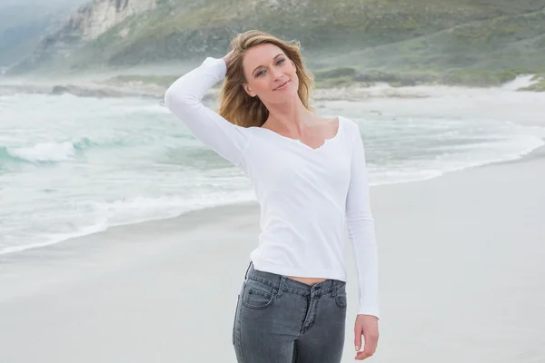 Portrait d'une belle femme décontractée à la plage — Photo