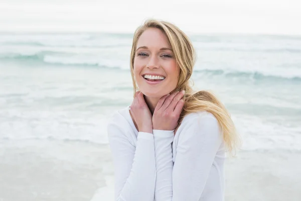 Retrato de una mujer casual sonriente en la playa — Foto de Stock