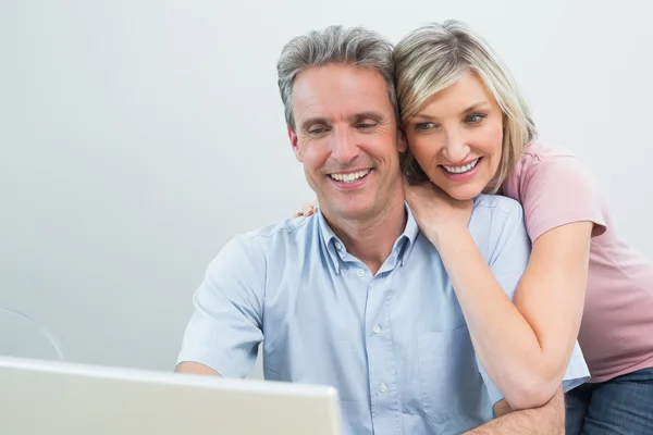 Concentrated content couple using laptop — Stock Photo, Image