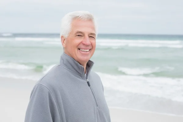 Smiling casual senior man at beach — Stock Photo, Image
