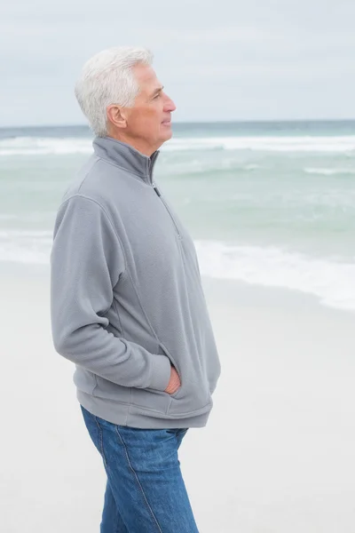 Contemplativo casual uomo anziano in spiaggia — Foto Stock