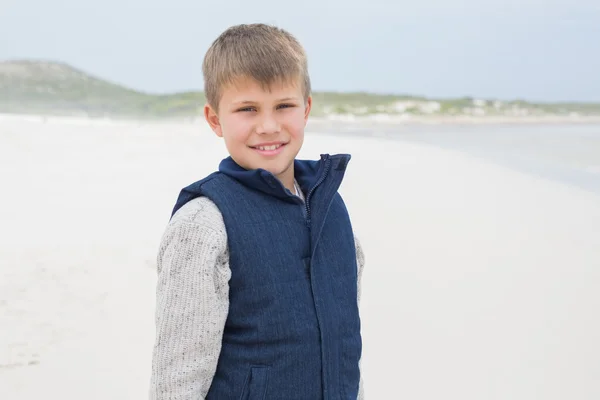 Портрет милого улыбающегося мальчика на пляже — стоковое фото