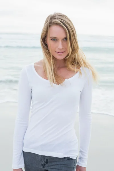 Portrait of a smiling casual woman at beach — Stock Photo, Image