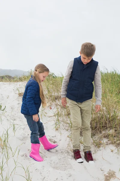 Fulla längd av syskon på stranden — Stockfoto