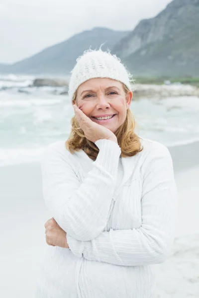 Retrato de una mujer mayor sonriente en la playa — Foto de Stock