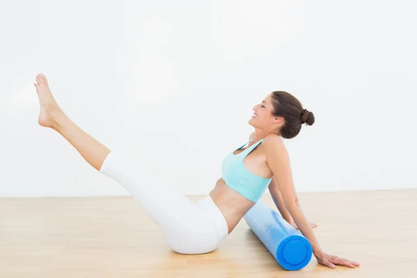 Afgezwakt vrouw doen de boot pose in fitness-studio — Stockfoto