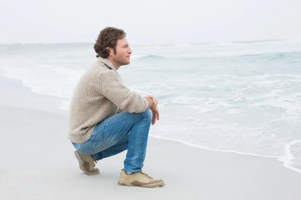 Seitenansicht eines lässigen jungen Mannes, der sich am Strand entspannt — Stockfoto