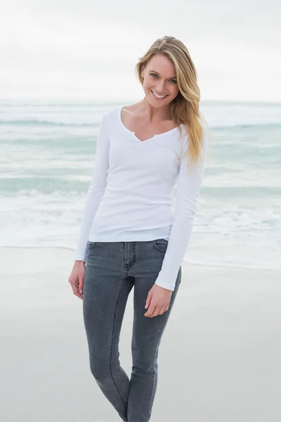 Portret van een mooie casual vrouw op strand — Stockfoto