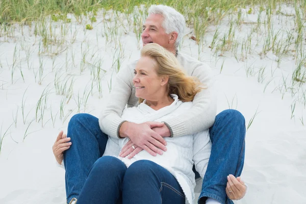 Romantiska äldre par avkopplande på stranden — Stockfoto