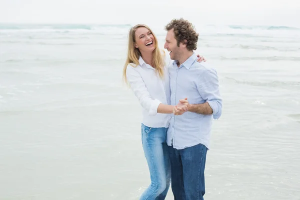 Couple joyeux dansant à la plage — Photo