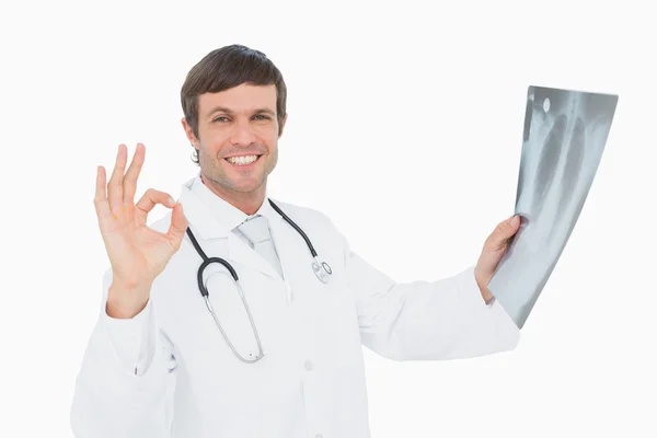 Smiling male doctor holding an x-ray picture of lungs — Stock Photo, Image