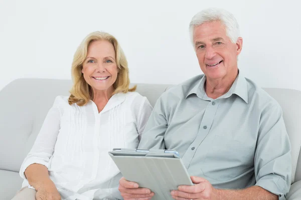 Розслаблена старша пара з цифровим планшетом вдома — стокове фото