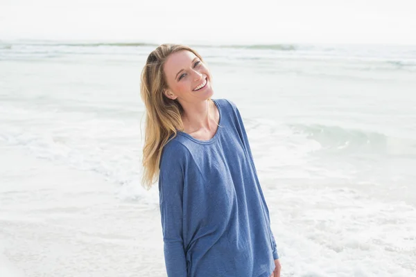 一个微笑的随便的女人在海滩的肖像 — 图库照片