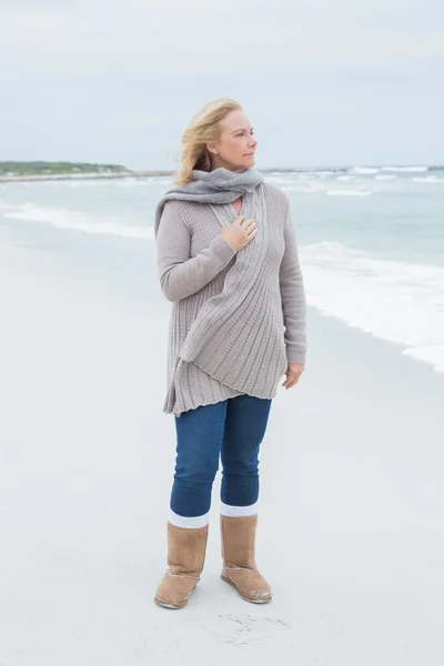 Mujer mayor casual contemplativa en la playa —  Fotos de Stock
