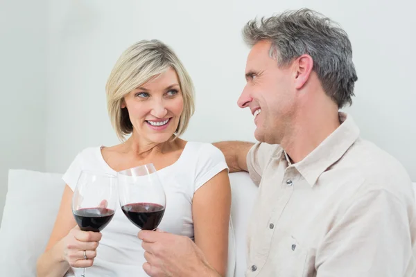 Couple toasting wine glasses at home — Stock Photo, Image