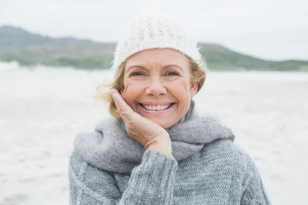 Smiling casual senior woman at beach — Stock Photo, Image