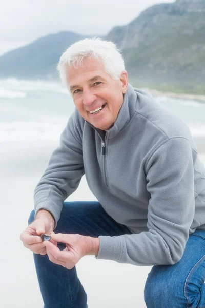 Портрет счастливого пожилого человека, отдыхающего на пляже — стоковое фото