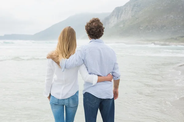 Vue arrière d'un couple regardant la mer — Photo