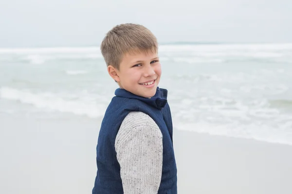 Портрет милого улыбающегося мальчика на пляже — стоковое фото