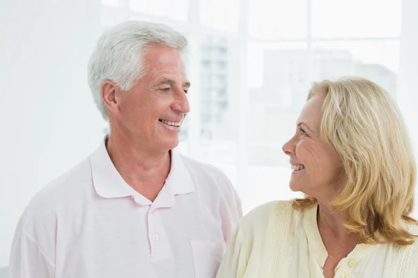Glückliches Seniorenpaar zu Hause — Stockfoto