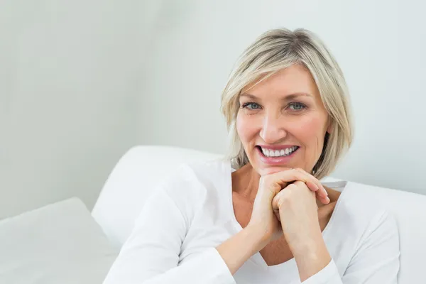 Portrait of a happy casual young woman — Stock Photo, Image