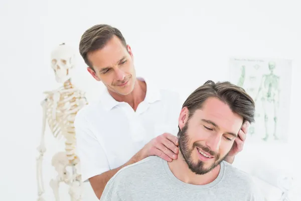 Quiropráctico masculino haciendo ajuste del cuello —  Fotos de Stock