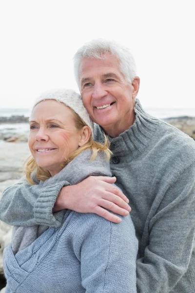 Романтическая старшая пара на скалистом пляже — стоковое фото