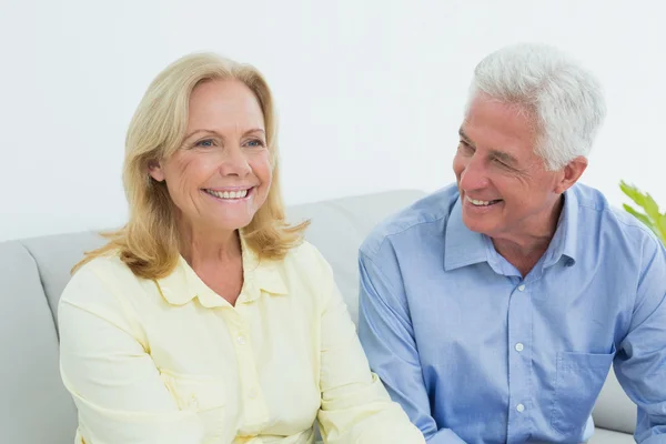 Heureux couple sénior détendu à la maison — Photo