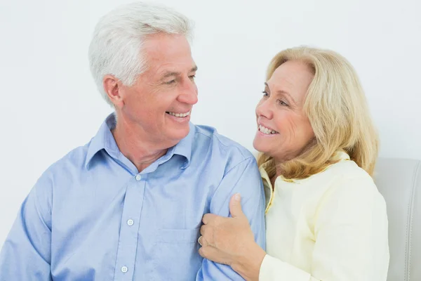Gelukkige romantische senior paar thuis — Stockfoto