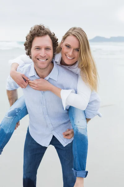 Portret van een man meeliften vrouw aan het strand — Stockfoto