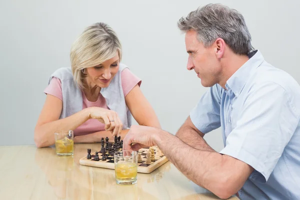 Couple playing chess at home — Stock Photo, Image