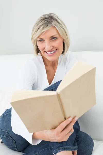 Portret van een ontspannen vrouw lezen van boek — Stockfoto