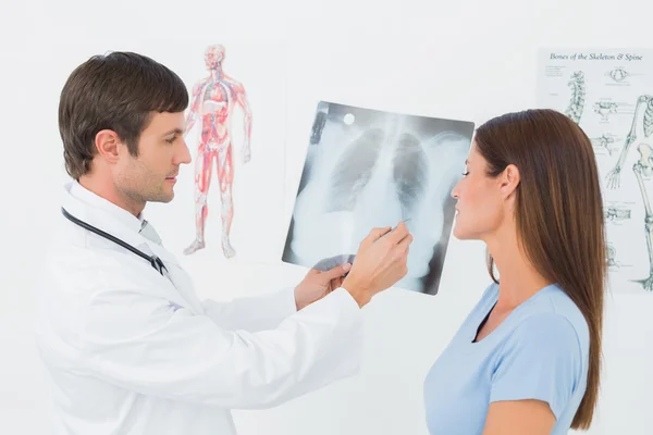 Médecin homme expliquant la radiographie pulmonaire à la patiente — Photo