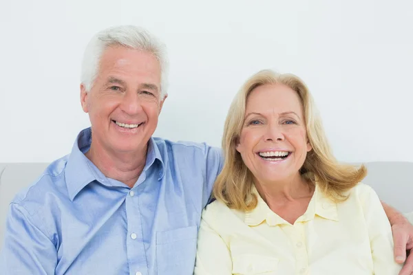 Glad kärleksfull senior paret sitter på soffan — Stockfoto