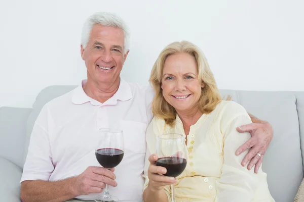 Coppia anziana con bicchieri di vino a casa — Foto Stock