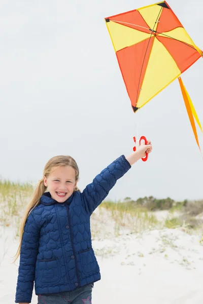 Portrait d'une fille souriante avec cerf-volant à la plage — Photo