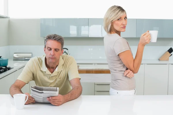 Hombre leyendo periódico y mujer con taza de café — Foto de Stock