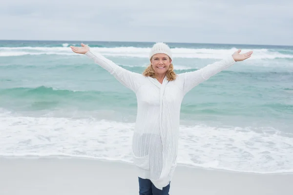 Mujer mayor con los brazos extendidos en la playa — Foto de Stock