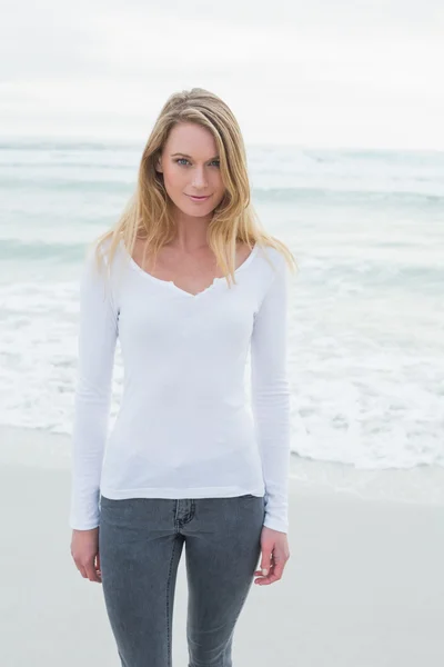 Portrait of a casual woman at beach — Stock Photo, Image