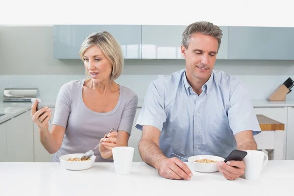 Paar liest SMS beim Frühstück — Stockfoto
