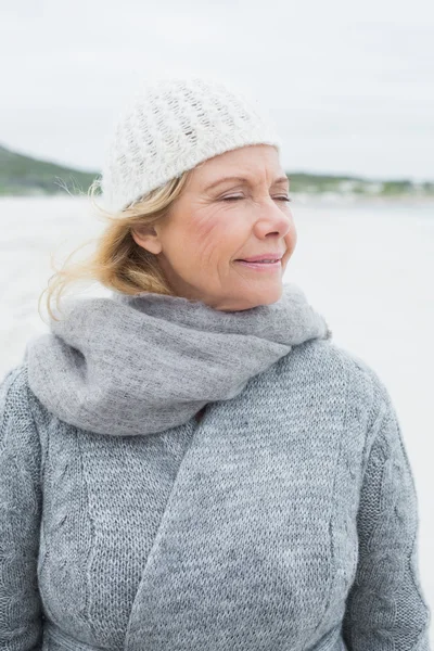 Mujer mayor con los ojos cerrados en la playa — Foto de Stock