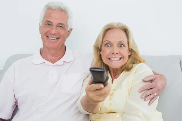 Choqué couple de personnes âgées regarder la télévision — Photo