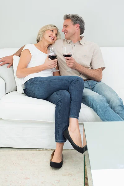 Coppia rilassata con bicchieri di vino a casa — Foto Stock