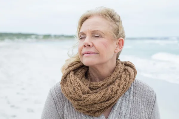 Close-up van een contemplatieve senior vrouw op strand — Stockfoto