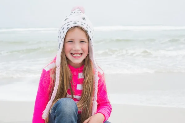 Söt liten flicka i varma kläder på stranden — Stockfoto