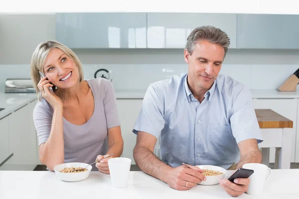 Paar liest SMS beim Frühstück — Stockfoto