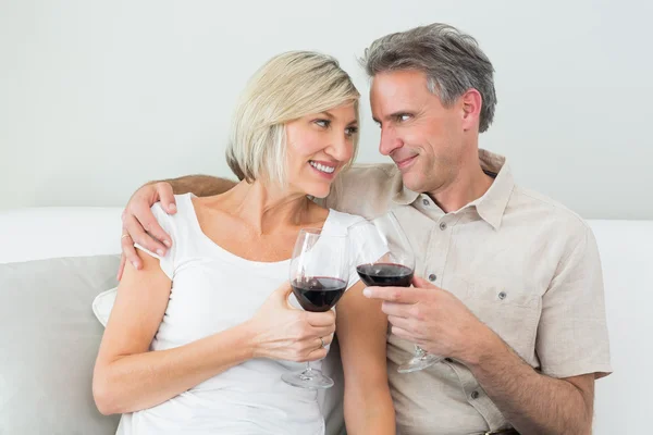 Couple toasting wine glasses at home — Stock Photo, Image