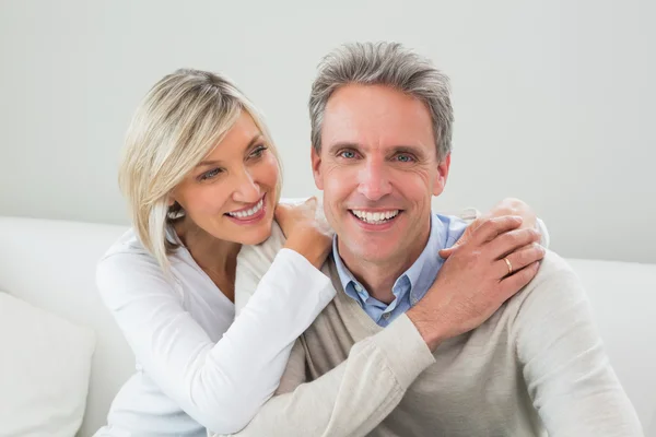 Retrato de um casal feliz em casa — Fotografia de Stock