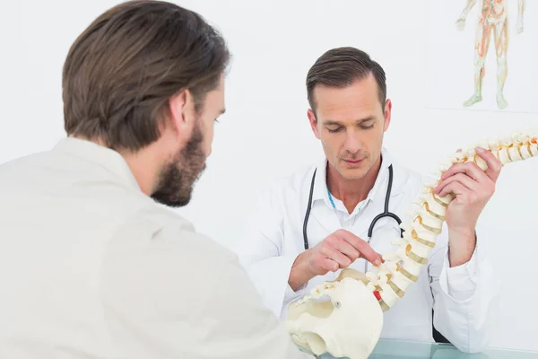 Par läsa meddelanden samtidigt ha frukost — Stockfoto